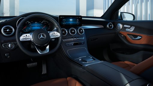 The image shows the cockpit with steering wheel in the A-Class.