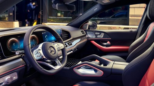 The image shows the cockpit with steering wheel in the A-Class.