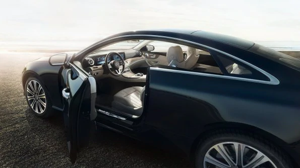 The image shows the cockpit with steering wheel in the A-Class.